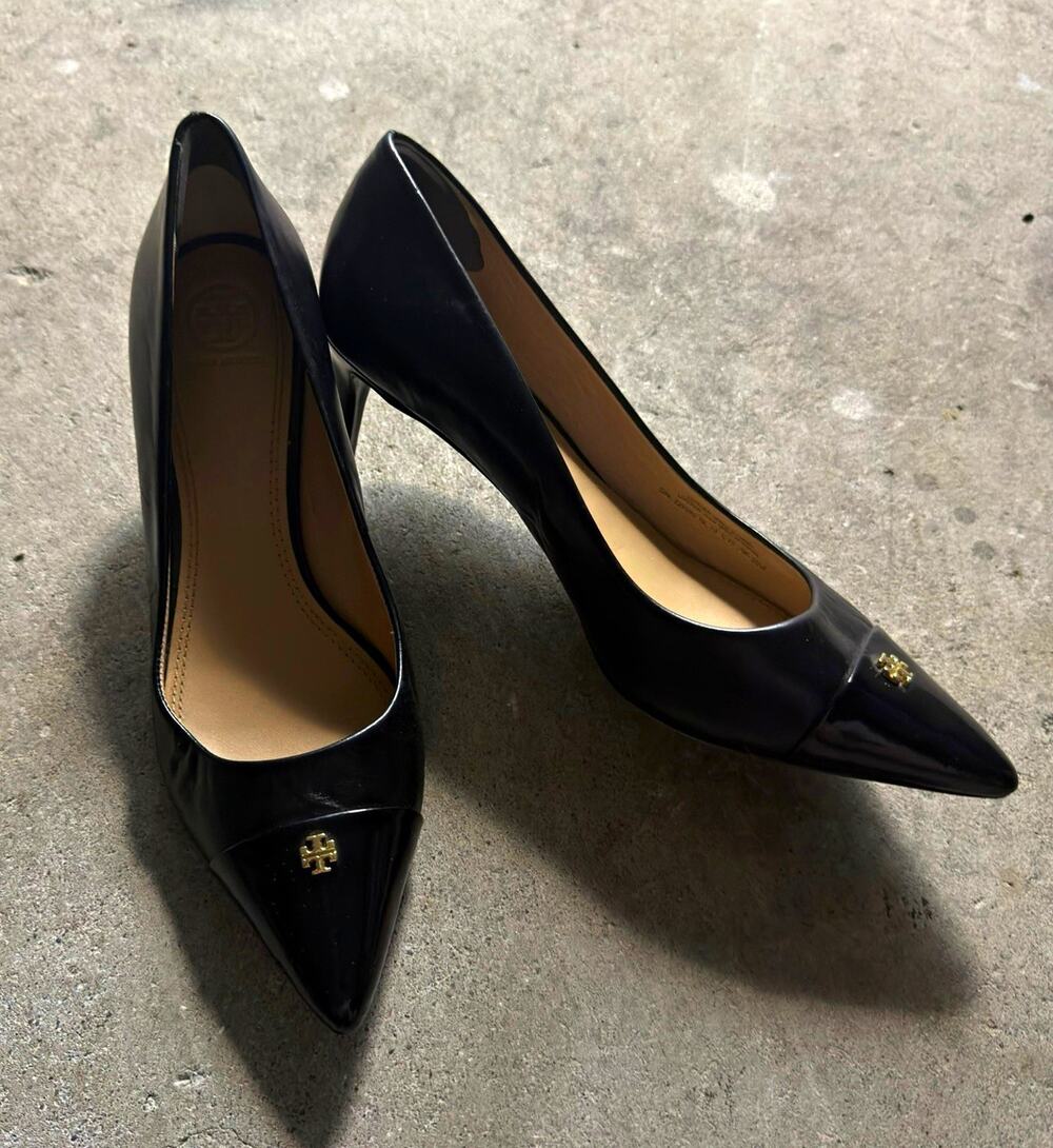 Tory Burch Black Leather Patent Cap Toe Pointed Toe Pumps Gold Logo Heels Sz 9